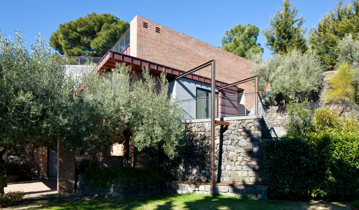Casa B, Etna